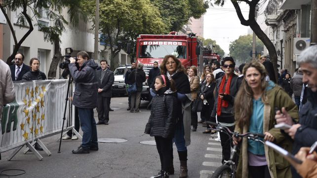 Salta 2141. El acto se inició con el sonido estremecedor de las sirenas a la hora exacta de la explosión.