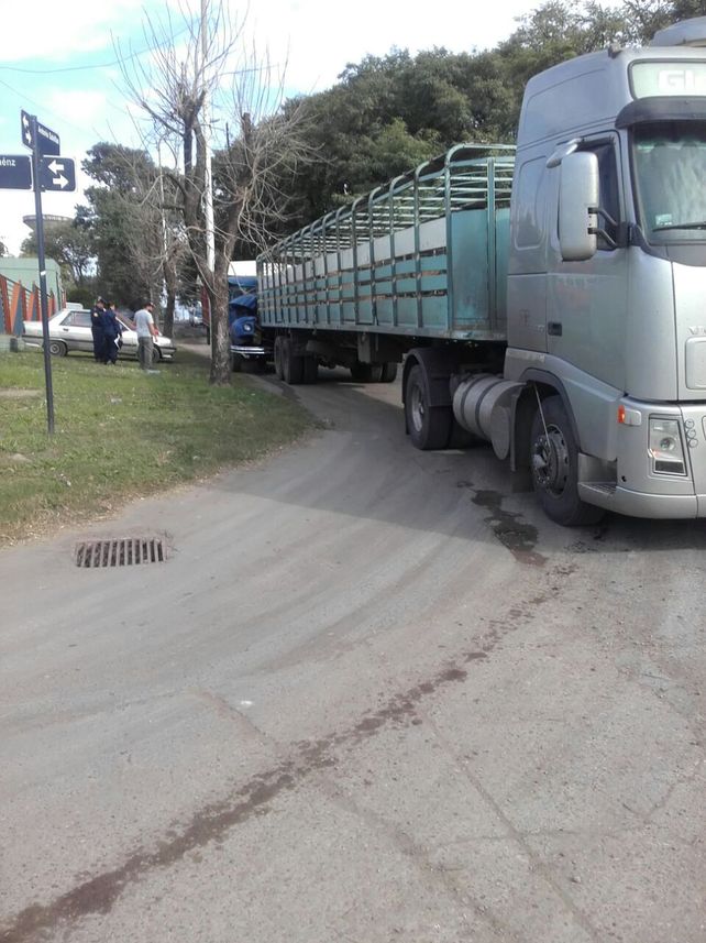 Sin frenos. El Mercedes Benz se llevó por delante al Volvo.