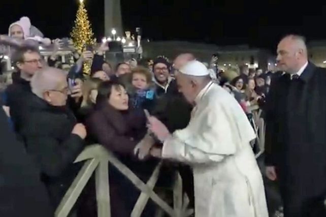 Video: El Papa se enojó con una mujer que lo tironeó del brazo