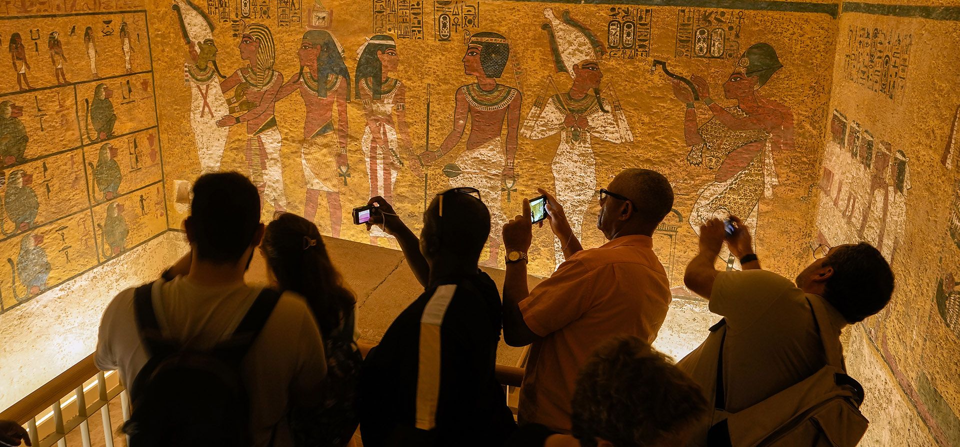 Turistas filman el interior de la tumba del rey Tutankamón en el Valle de los Reyes en Luxor, Egipto, el viernes 4 de noviembre de 2022. Egipto celebra el centenario del descubrimiento de la tumba de Tutankamón el 4 de noviembre de 1922 por un arqueólogo británico Howard Carter y su equipo.