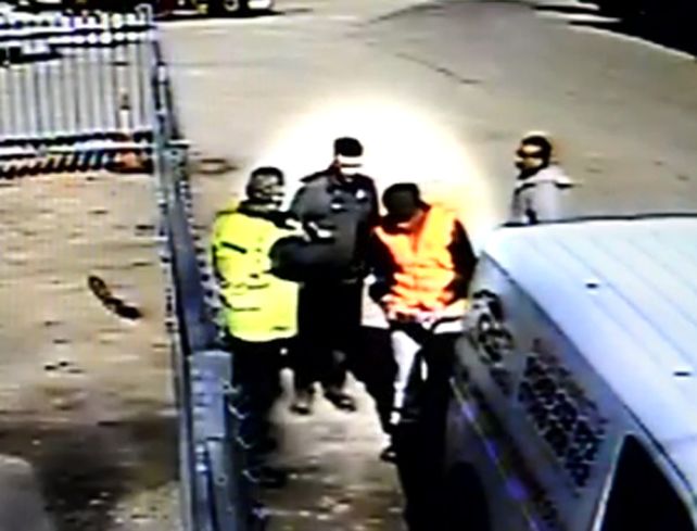 Carlitos Tevez cumplió con sus primeras horas de trabajo como barrendero en Inglaterra