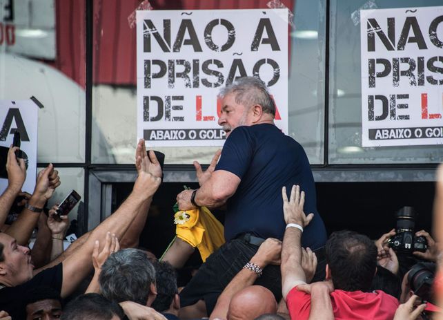 Lula se entregó a la policía para ir a la cárcel de Curitiba
