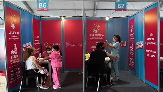 La campaña de vacunación descendió la tasa de contagios. (Foto: Télam)