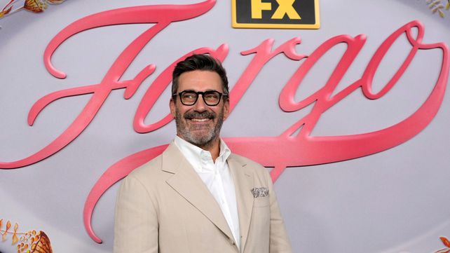 Jon Hamm destacó el aspecto humorístico que distingue a “Fargo” y que ofrece “momentos absurdos en medio de la oscuridad”.