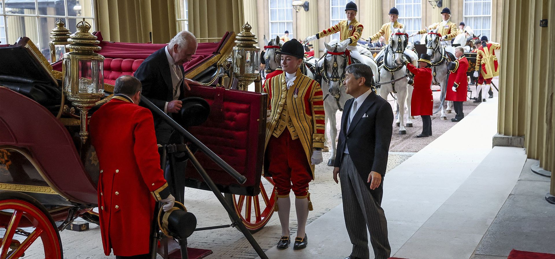 El emperador Naruhito de Japón habla con el rey Carlos de Gran Bretaña durante una visita de estado en el Palacio de Buckingham en Londres, Gran Bretaña, el martes 25 de junio de 2024. (Suzanne Plunkett/Pool foto vía AP) El emperador Naruhito de Japón habla con el rey Carlos de Gran Bretaña durante una visita de estado en el Palacio de Buckingham en Londres, Gran Bretaña, el martes 25 de junio de 2024. (Suzanne Plunkett/Pool foto vía AP)