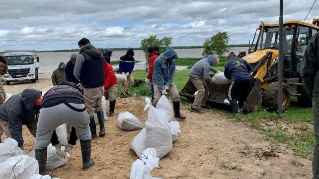 Defensa Civil de La Paz entregó bolsas de arena y brinda asistencia a las familias de zonas ribereñas. El agua se acerca al nivel de alerta.