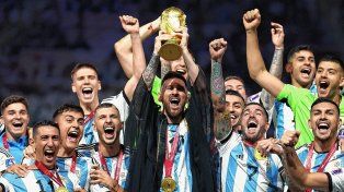 La imagen perfecta se registró hace un año: Lionel Messi levantando la Copa del Mundo.