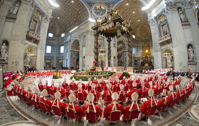 Los cardenales participan en el cónclave para elegir al sucesor de Benedicto XVI. (Foto: AP)