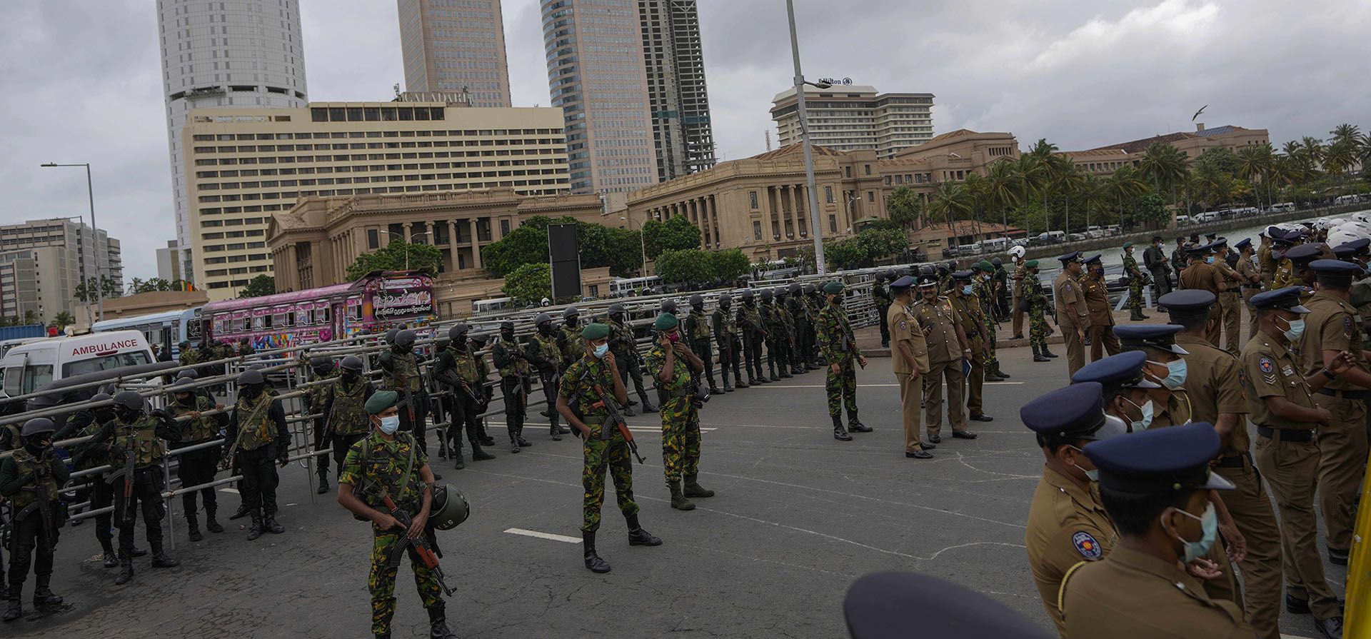 La policía y los soldados del ejército montan una barricada frente a las instalaciones de la oficina del presidente después de la elección de los manifestantes en Colombo, Sri Lanka, el viernes 22 de julio de 2022.