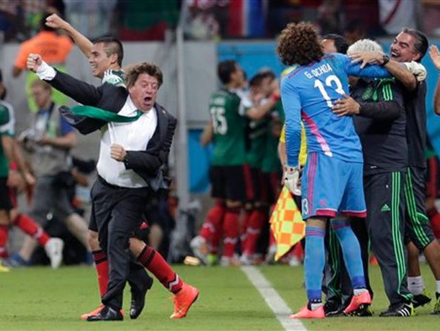 Las elocuentes caras del DT de México en el festejo del segundo gol