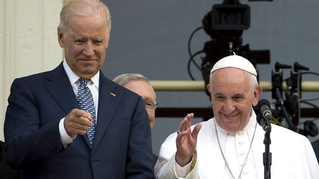 Biden colgó una foto de él con el papa Francisco en la Oficina Oval