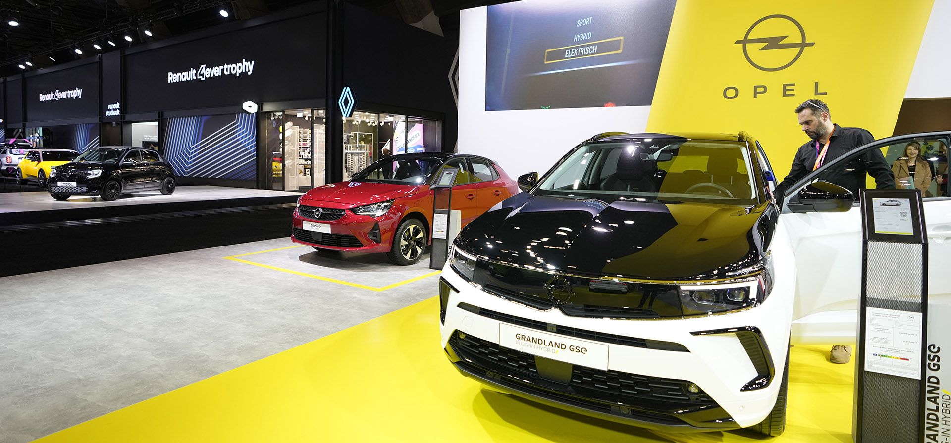 Opel Grandland GSe se lanza al mercado europeo durante la apertura a los medios del Salón del Automóvil de Bruselas, el viernes 13 de enero de 2023. (Foto AP/Virginia Mayo)