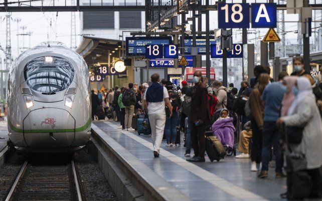Pasajeros esperan uno de los pocos trenes entrantes en la estación principal durante la huelga nacional de conductores de trenes en Frankfurt, Alemania. Es la segunda huelga de conductores de trenes en este mes, en una cruzada disputa con la empresa.