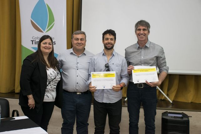 Premio en manos. Dos de los tres arquitectos ganadores
