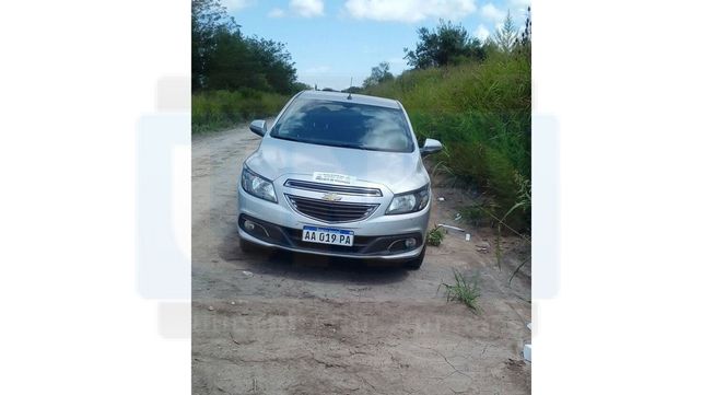 El auto fue hallado en un camino vecinal