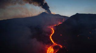 La erupción del volcán Etna obliga a cerrar el aeropuerto de Catania