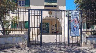 En la Escuela República de Chile un grupo de padres organiza una feria solidaria