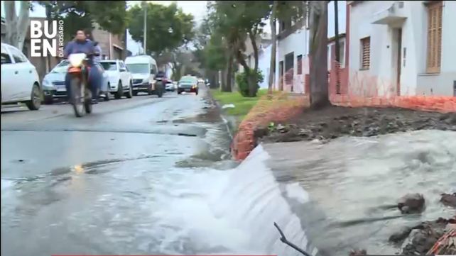 Se rompió un caño en zona norte y una calle se transformó en un río con cascada incluida