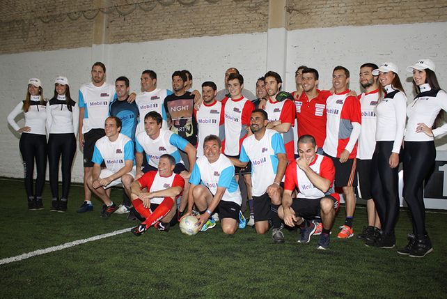 STC2000: pilotos jugaron un picadito con periodistas y exfutbolistas