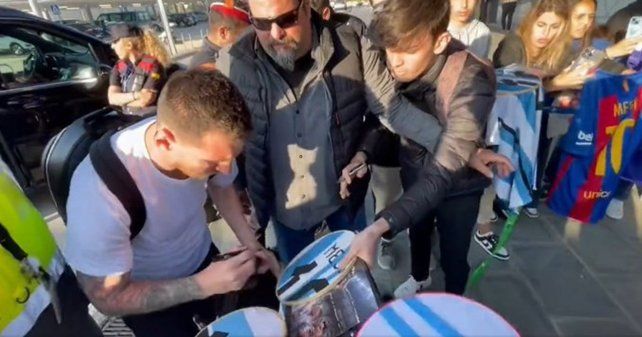Messi solo firmó camisetas argentinas en su regreso desde Barcelona a París