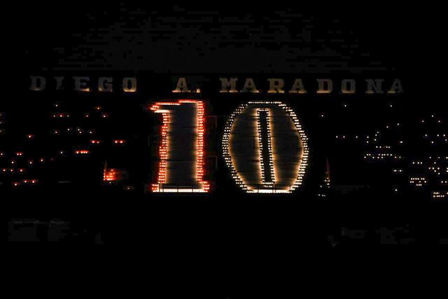 Newells homenajeó a Maradona con el 10 iluminado en la tribuna del Coloso