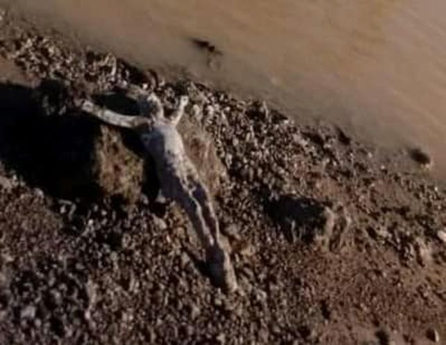Por la bajante del Paraná, apareció la imagen del Cristo del río