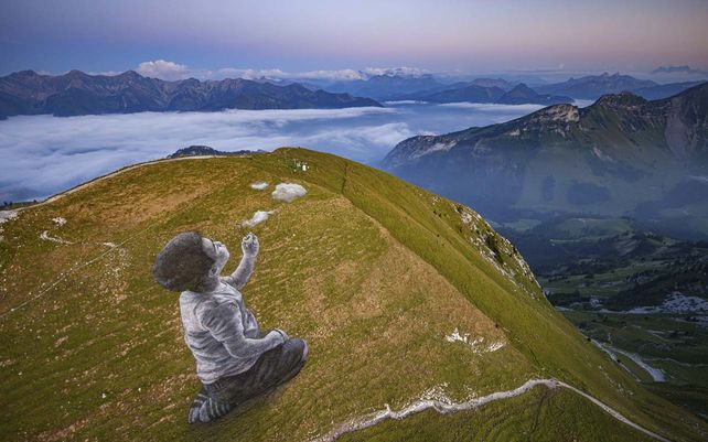 &nbsp;La obra de arte titulada un nouveau souffle (un nuevo aliento) representa a un niño soplando nubes hacia el horizonte. El Fresco que cubre 1500 metros cuadrados fue creado utilizando pigmentos biodegradables hechos de carbón