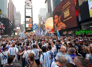Miles de argentinos coparon Times Square con un multitudinario banderazo en la previa de la final del Mundial