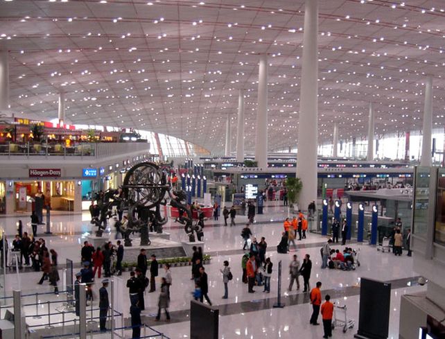La mujer se emborracho en el aeropuerto de Pekin.