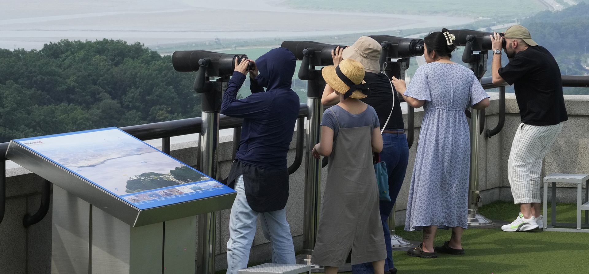 Turistas observan el lado norcoreano desde el Puesto de Observación de Unificación en Paju, Corea del Sur, el jueves 20 de julio de 2023. Corea del Norte no respondió el jueves a los intentos de Estados Unidos de hablar sobre el soldado estadounidense que cruzó la frontera fuertemente armada y cuyas perspectivas de un lanzamiento rápido no está claro en un momento de alta tensión militar y canales de comunicación inactivos. (Foto AP/Ahn Young-joon) Turistas observan el lado norcoreano desde el Puesto de Observación de Unificación en Paju, Corea del Sur, el jueves 20 de julio de 2023. Corea del Norte no respondió el jueves a los intentos de Estados Unidos de hablar sobre el soldado estadounidense que cruzó la frontera fuertemente armada y cuyas perspectivas de un lanzamiento rápido no está claro en un momento de alta tensión militar y canales de comunicación inactivos. (Foto AP/Ahn Young-joon)