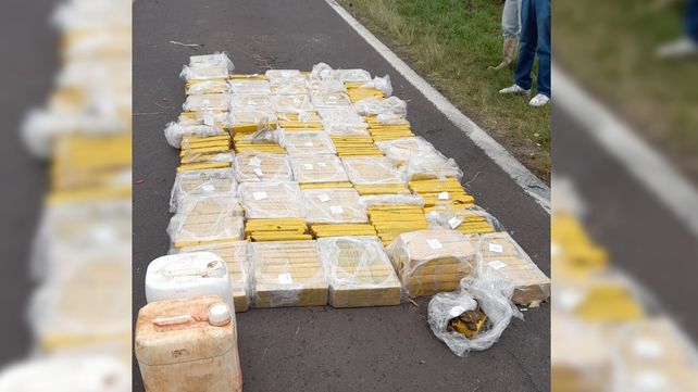 La camioneta quedó abandonada con marihuana en la ruta