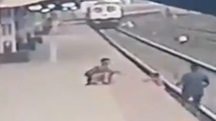 Video: rescatan a un nene a punto de ser arrollado por un tren