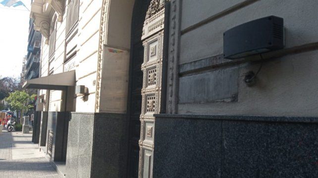 La placa de broce sustraída este sábado estaba ubicada en la antigua puerta principal del diario, en Sarmiento al 700.