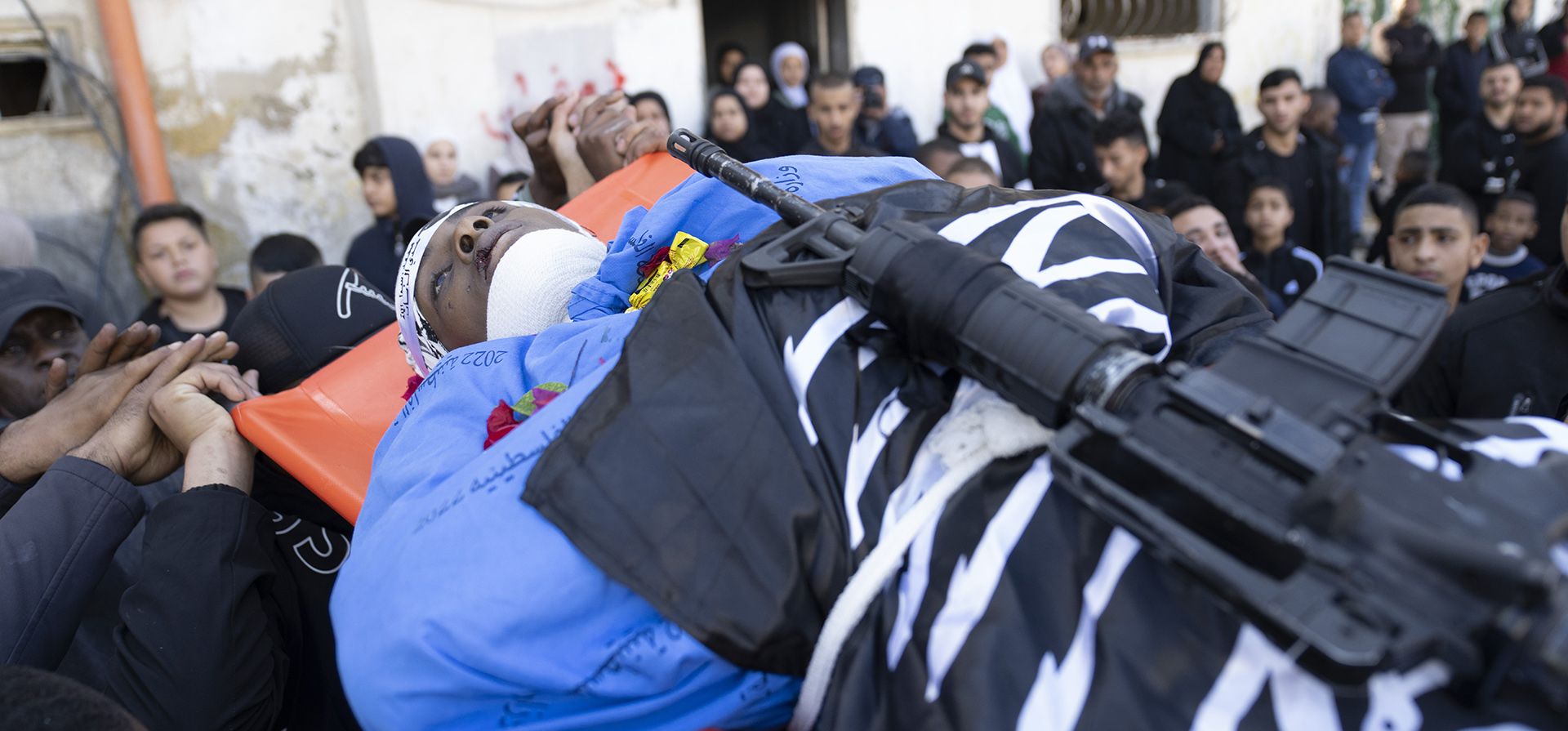 Los dolientes cargan el cuerpo de Ahmad Faraj, de 18 años, durante su funeral en el campo de refugiados de Tulkarem, en Cisjordania, el viernes 19 de enero de 2024. (Foto AP/Nasser Nasser) Los dolientes cargan el cuerpo de Ahmad Faraj, de 18 años, durante su funeral en el campo de refugiados de Tulkarem, en Cisjordania, el viernes 19 de enero de 2024. (Foto AP/Nasser Nasser)