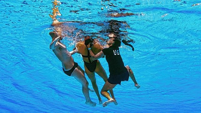 Dramático rescate: nadadora se desmayó en plena competencia y su entrenadora la salvó
