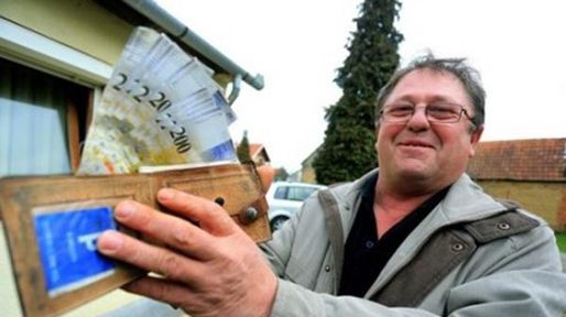 Perdió la billetera 14 años atrás y se la devolvieron con más dinero del que tenía