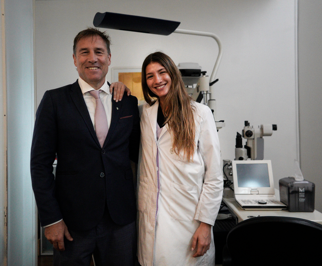 El doctor Vidosevich junto a su hija Mar&iacute;a, quien tambi&eacute;n trabaja en la cl&iacute;nica.