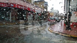 Cayeron alrededor de 100 milímetros y la lluvia generó problemas en la ciudad