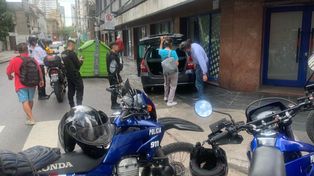 El conductor de un Honda Fit gris oscuro perdió el control del rodado y chocó contra el edificio del Senasa.&nbsp;