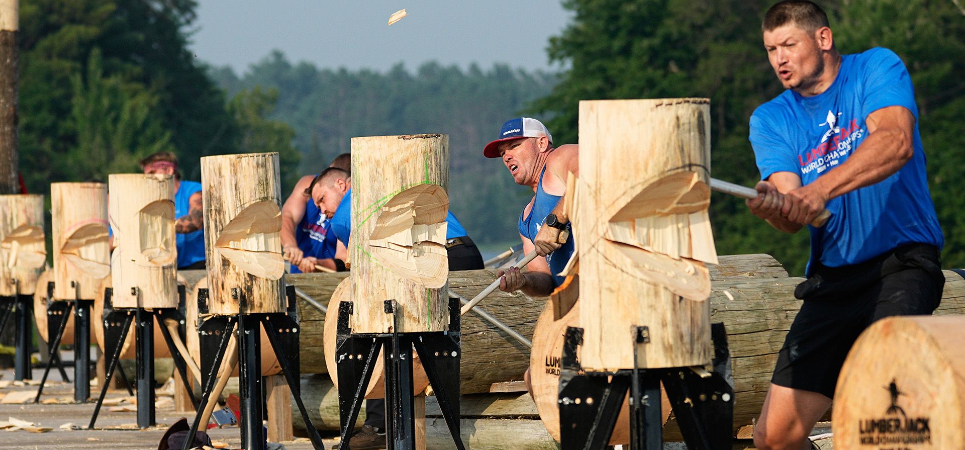 Atletas compiten en la modalidad de tala de troncos de pie masculina durante el Campeonato Mundial de Leñadores, el sábado 18 de julio de 2026, en Hayward, Wisconsin. (Foto AP/Ellen Schmidt) Atletas compiten en la modalidad de tala de troncos de pie masculina durante el Campeonato Mundial de Leñadores, el sábado 18 de julio de 2026, en Hayward, Wisconsin. (Foto AP/Ellen Schmidt)