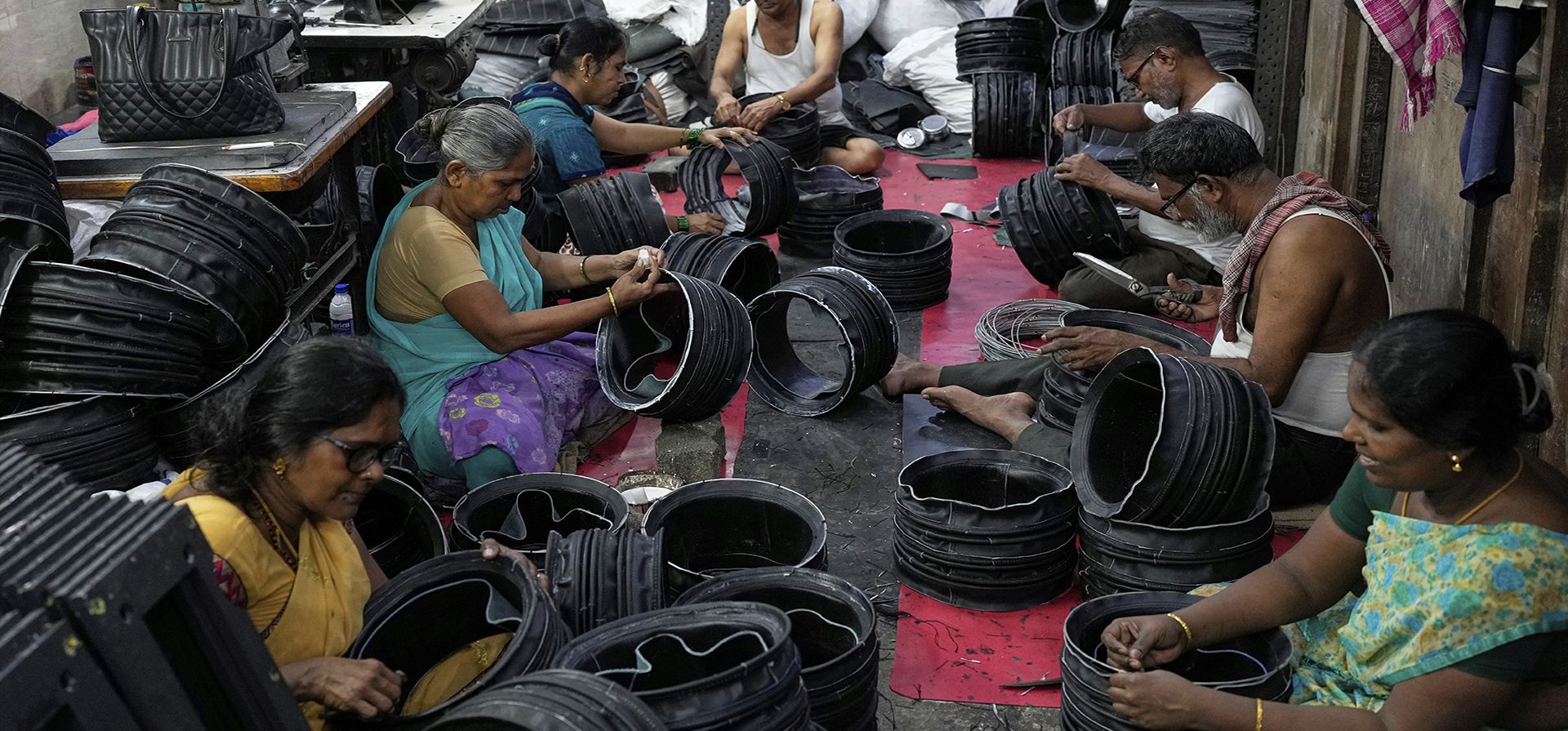 Mujeres y hombres trabajan en una fábrica de cuero en Dharavi, Mumbai, India, el jueves 7 de agosto de 2025. (Foto AP/Rajanish Kakade) Mujeres y hombres trabajan en una fábrica de cuero en Dharavi, Mumbai, India, el jueves 7 de agosto de 2025. (Foto AP/Rajanish Kakade)