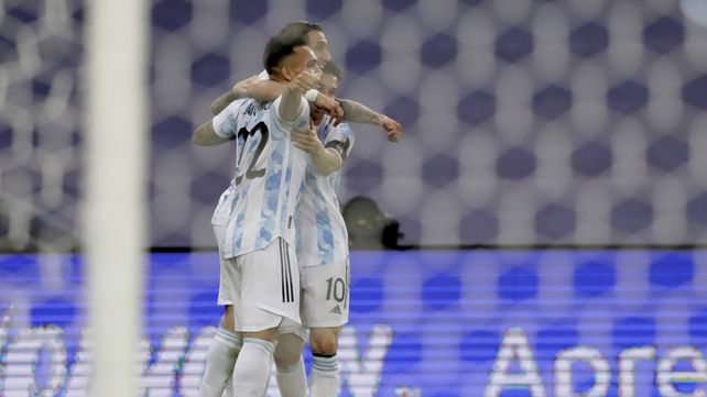 Lautaro Martínez y Messi festejan el tanto de Di María.
