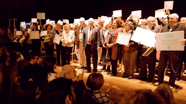 En el escenario. Estuvieron los maestros que fueron elegidos por sus propias comunidades. En el escenario. Estuvieron los maestros que fueron elegidos por sus propias comunidades.