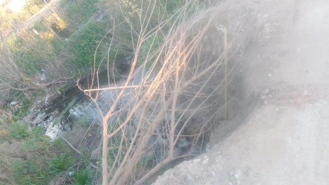 Por la alcantarilla sólo pasa un auto. La iluminación casi nula y el mal estado de la calle hacen que los vecinos vivan en riesgo de derrumbe y de caer al vacío