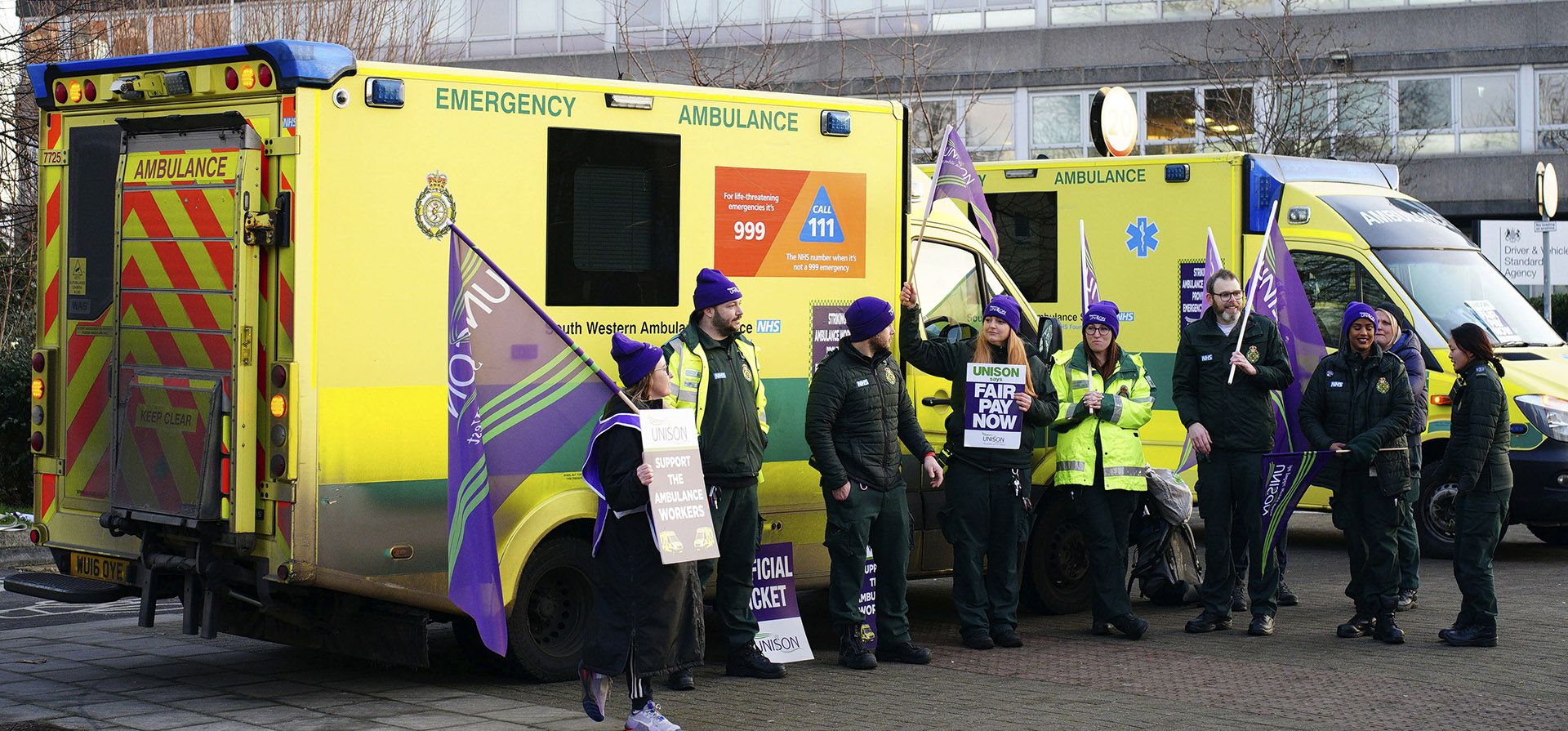 Trabajadores de ambulancias realizan un piquete frente a la estación de ambulancias de Croydon Street en Bristol, Inglaterra, el lunes 23 de enero de 2023. Los trabajadores de ambulancias del Reino Unido se declararon en huelga en una disputa en curso con el gobierno por los salarios. (Ben Birchall/PA vía AP)