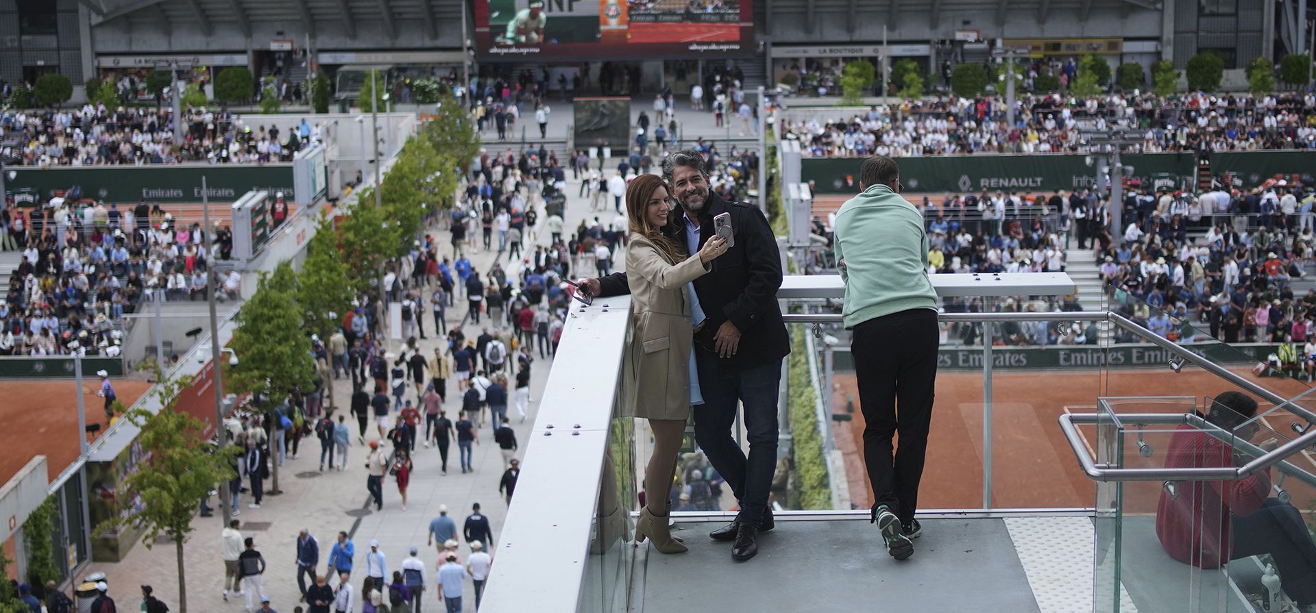 Una pareja se toma una selfie durante el Abierto de Francia de tenis, en el estadio Roland-Garros, en París, el lunes 26 de mayo de 2025. (Foto AP/Christophe Ena) Una pareja se toma una selfie durante el Abierto de Francia de tenis, en el estadio Roland-Garros, en París, el lunes 26 de mayo de 2025. (Foto AP/Christophe Ena)
