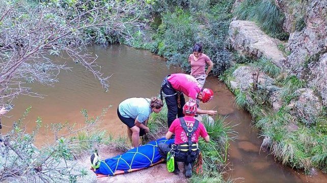 Una joven de 20 años cayó desde un puente colgante