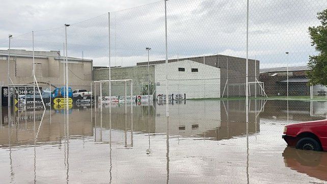 Rogelio Frigerio y funcionarios recorrieron los barrios anegados por las lluvias. Hay más de 50 familias afectadas. Llegará el Ejército a brindar apoyo&nbsp; 