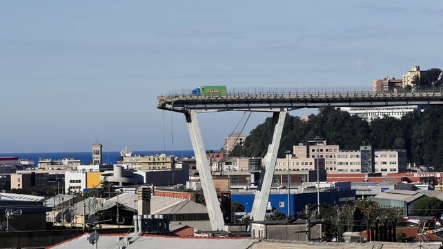 Las imágenes del dramático rescate tras el derrumbe del puente en Génova