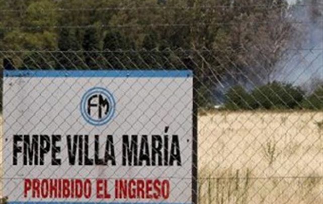 Fabricaciones militares. Una columna de humo salía ayer de la Fábrica de Pólvora y Explosivos de Villa María.